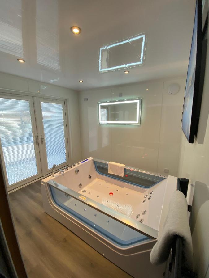 Highland Stays - Ben View Room & Jacuzzi Bath فورت ويليام المظهر الخارجي الصورة